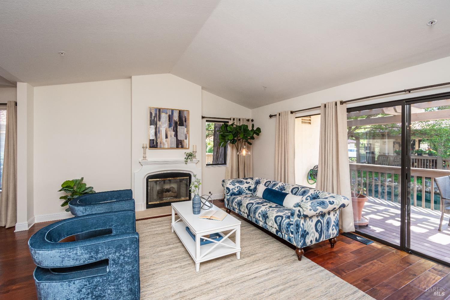 Detail Gallery Image 12 of 39 For 33 Fountain Grove Cir, Napa,  CA 94558 - 2 Beds | 2 Baths