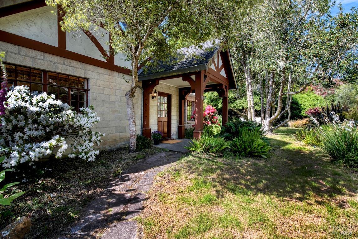 Detail Gallery Image 5 of 45 For 11 Inverness Way, Inverness,  CA 94937 - 3 Beds | 2 Baths