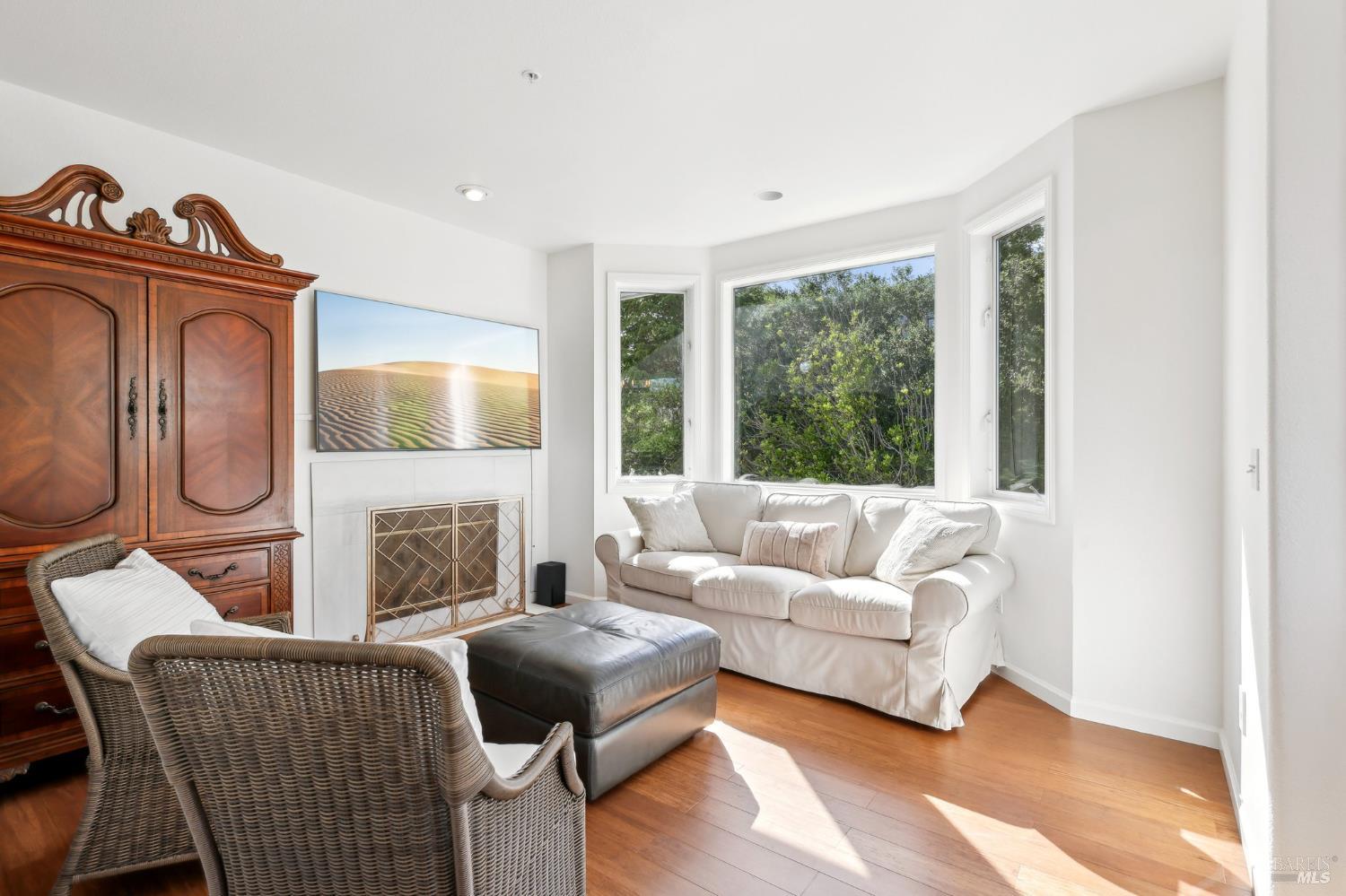 Detail Gallery Image 10 of 28 For 9 Gable Ct, San Rafael,  CA 94903 - 3 Beds | 2 Baths