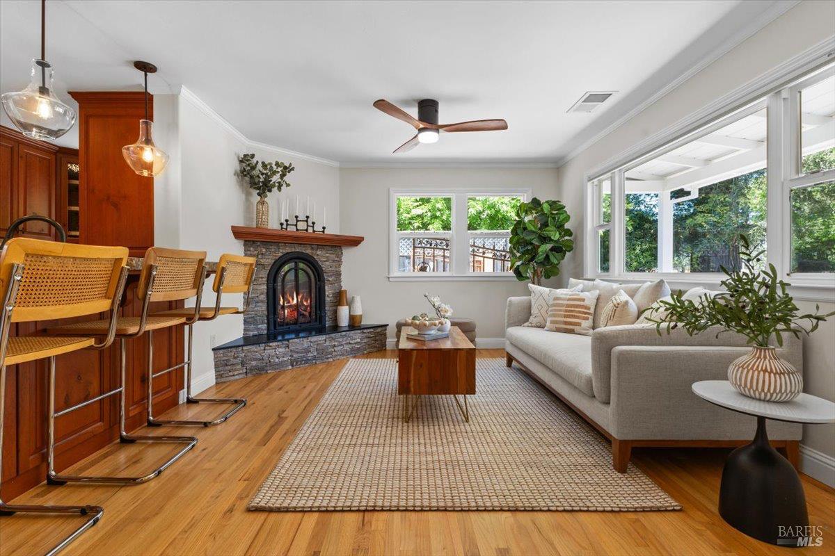 Detail Gallery Image 10 of 67 For 107 1st St, Healdsburg,  CA 95448 - 3 Beds | 3 Baths