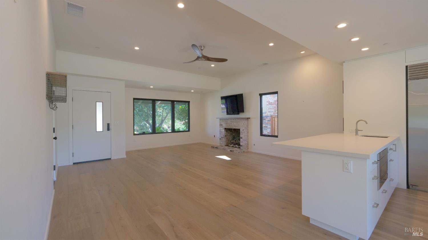 Detail Gallery Image 13 of 48 For 1306 Pinon Dr, Healdsburg,  CA 95448 - 2 Beds | 2/1 Baths