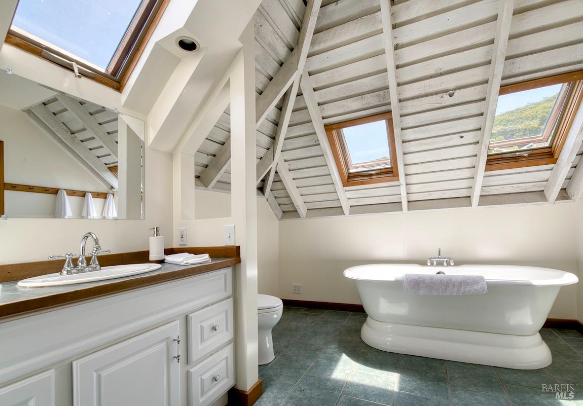 Detail Gallery Image 14 of 45 For 11 Inverness Way, Inverness,  CA 94937 - 3 Beds | 2 Baths