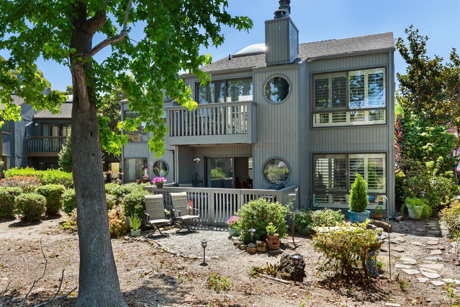 Detail Gallery Image 1 of 53 For 553 Kings Rd, Alameda,  CA 94501 - 2 Beds | 2/1 Baths