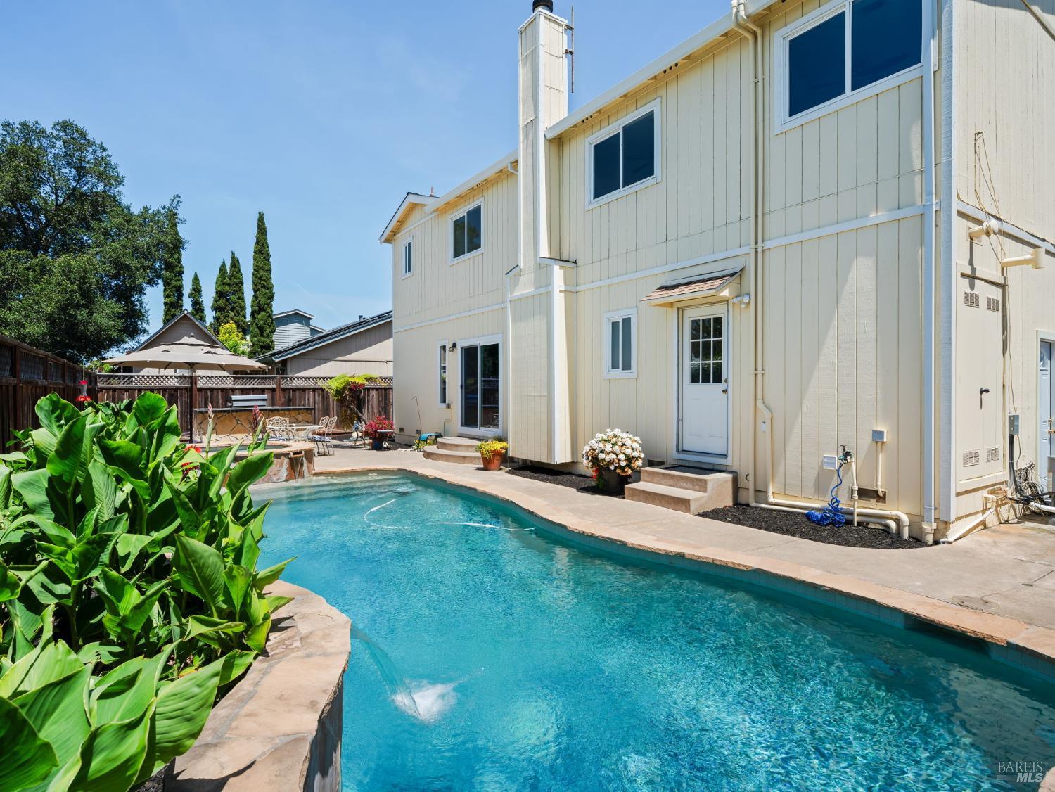 Detail Gallery Image 4 of 60 For 109 Paradise Dr, Napa,  CA 94558 - 4 Beds | 2/1 Baths