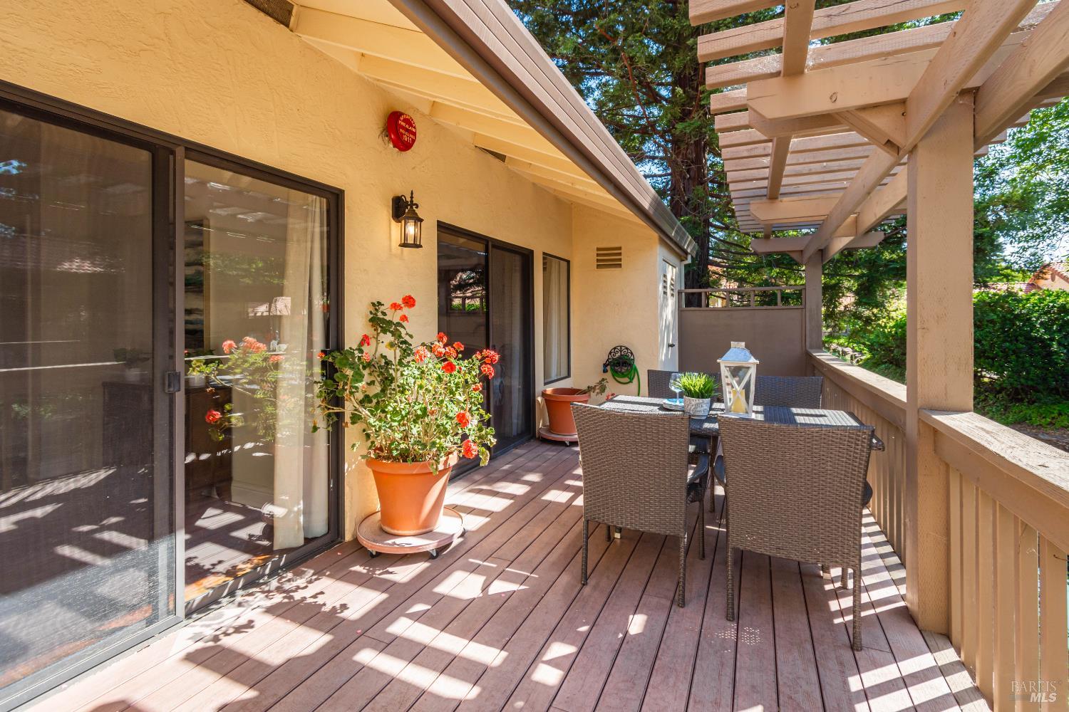 Detail Gallery Image 3 of 39 For 33 Fountain Grove Cir, Napa,  CA 94558 - 2 Beds | 2 Baths