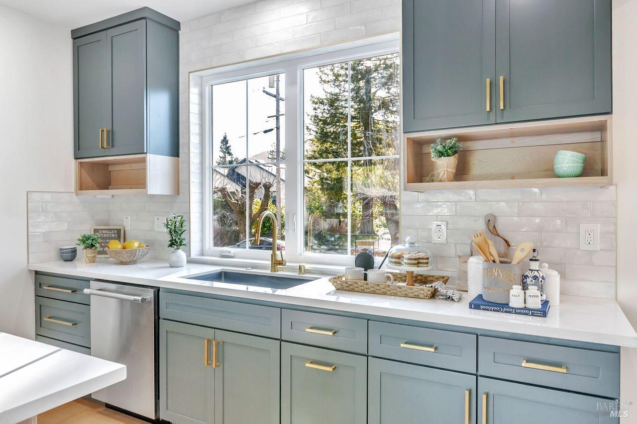 Detail Gallery Image 12 of 64 For 22 Cedar Ave, Kentfield,  CA 94904 - 5 Beds | 5 Baths