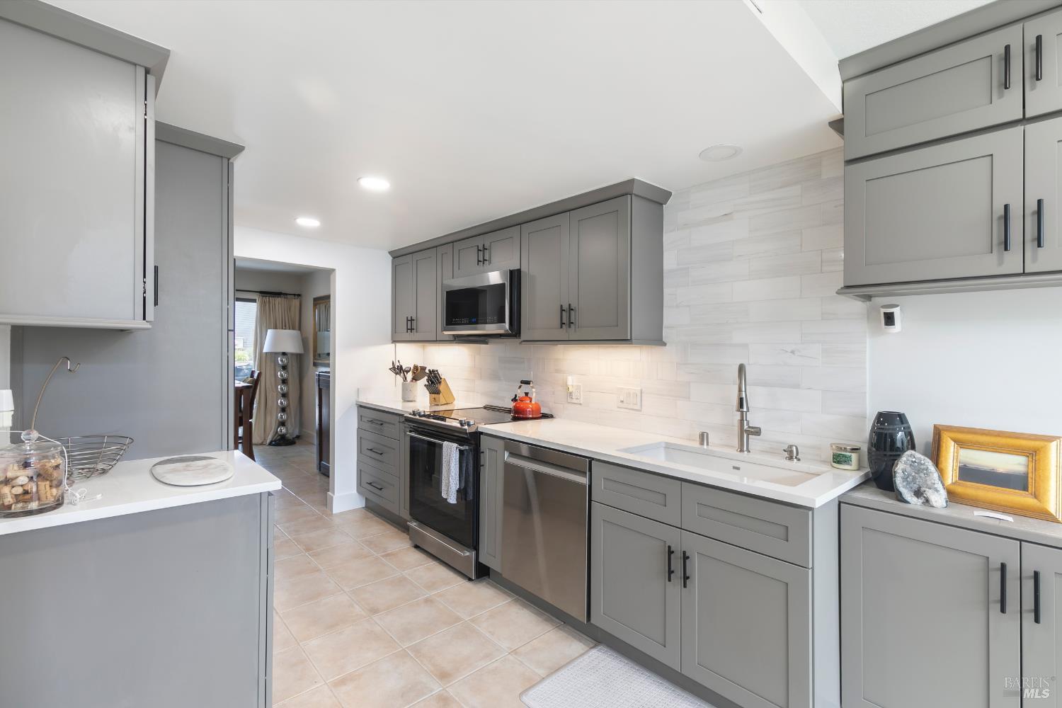 Detail Gallery Image 12 of 53 For 553 Kings Rd, Alameda,  CA 94501 - 2 Beds | 2/1 Baths