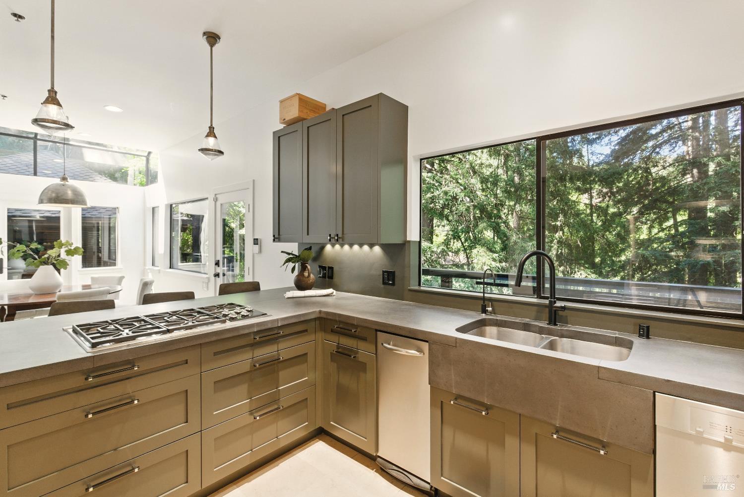 Detail Gallery Image 19 of 97 For 119 Marguerite Ave, Mill Valley,  CA 94941 - 6 Beds | 4/1 Baths