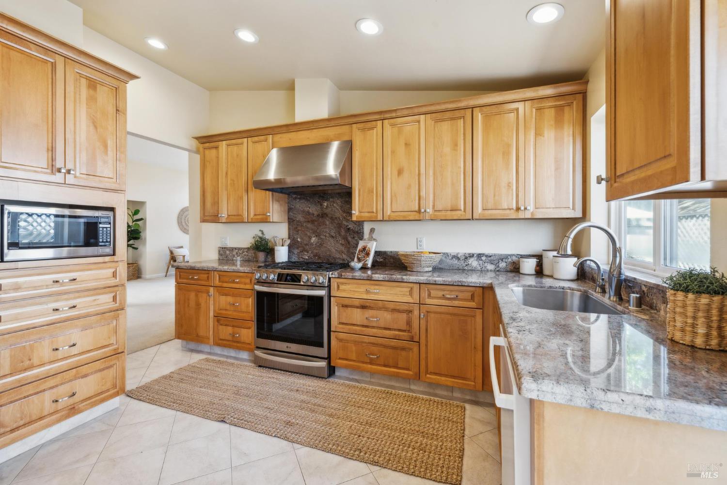 Detail Gallery Image 13 of 35 For 1506 Cerro Sonoma Cir, Petaluma,  CA 94954 - 3 Beds | 2 Baths