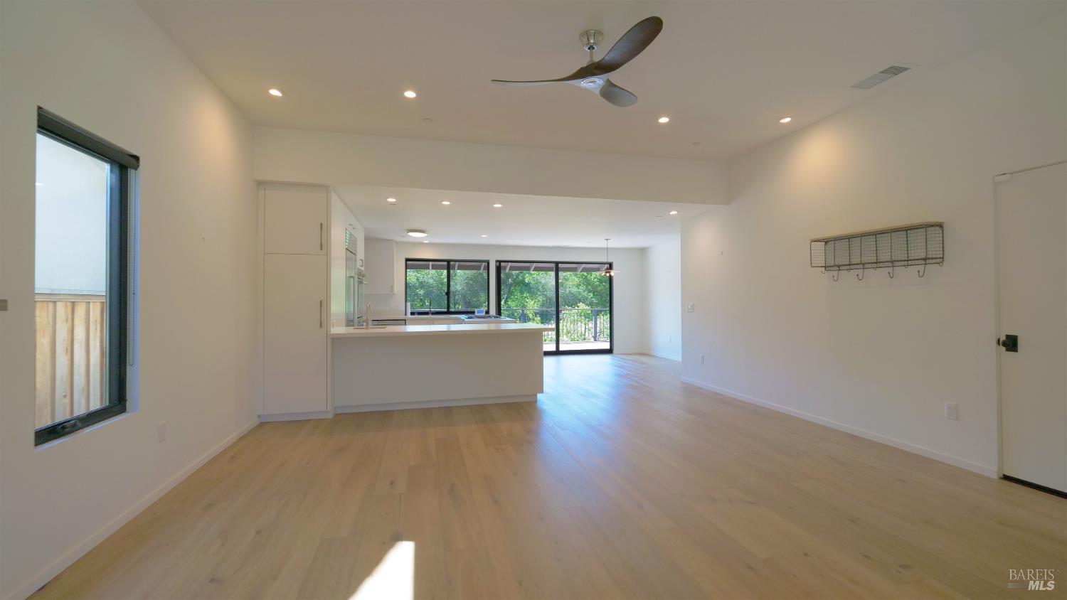 Detail Gallery Image 10 of 48 For 1306 Pinon Dr, Healdsburg,  CA 95448 - 2 Beds | 2/1 Baths