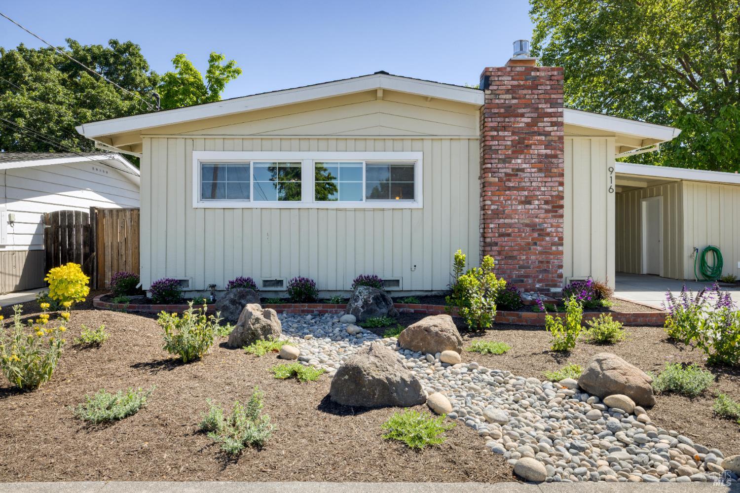 Detail Gallery Image 4 of 43 For 916 Colorado Blvd, Santa Rosa,  CA 95405 - 4 Beds | 2 Baths