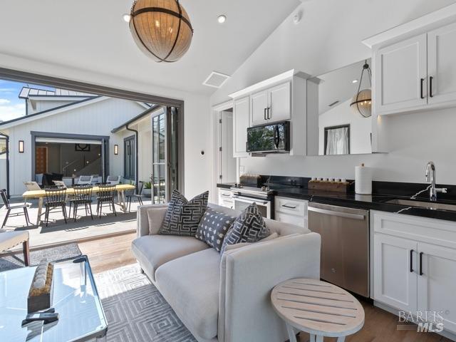 Detail Gallery Image 10 of 23 For 1814 Spring St, Saint Helena,  CA 94574 - 3 Beds | 3/1 Baths