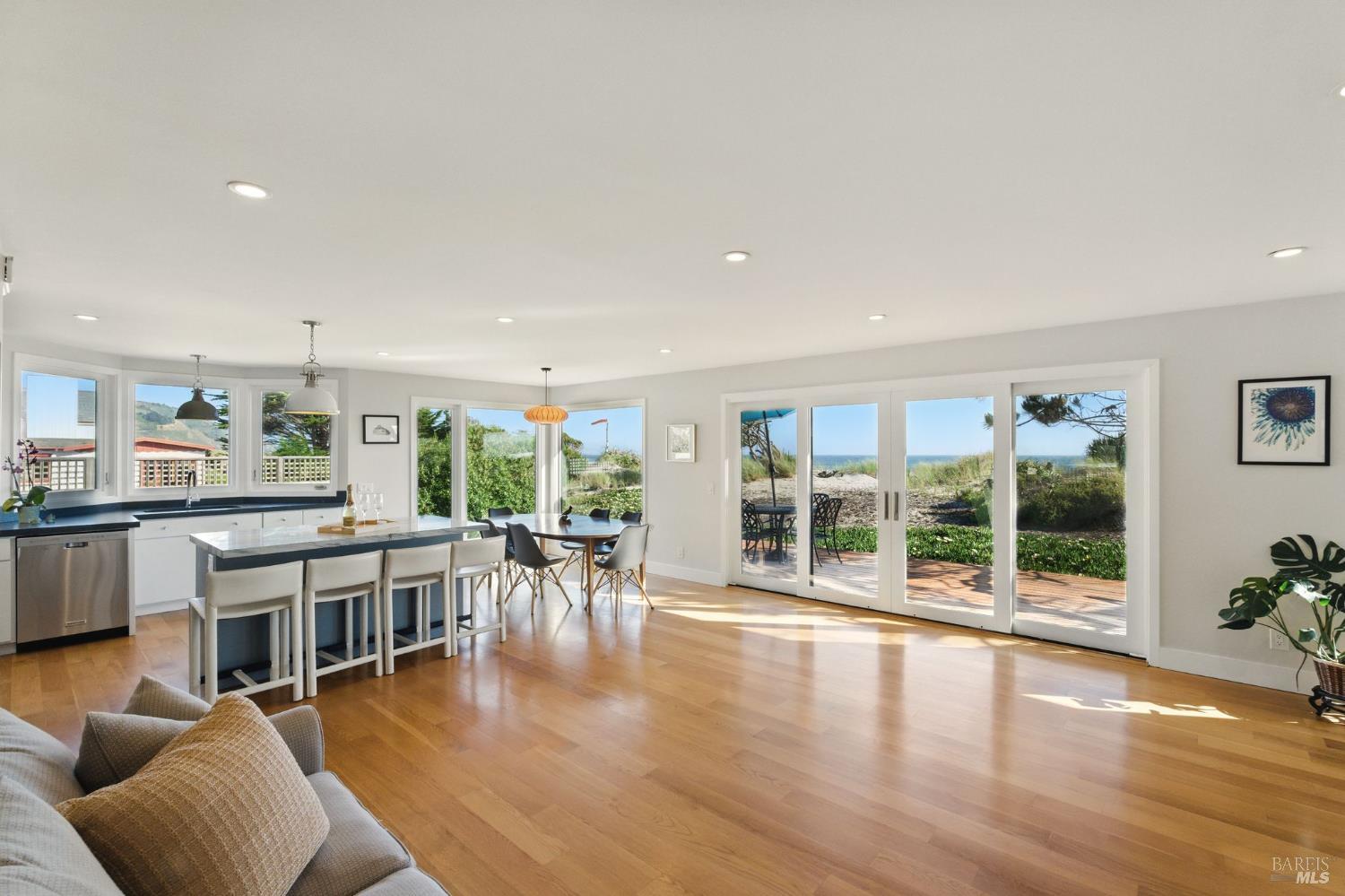 Detail Gallery Image 8 of 43 For 8 Rafael Patio Unkn, Stinson Beach,  CA 94970 - 3 Beds | 2 Baths