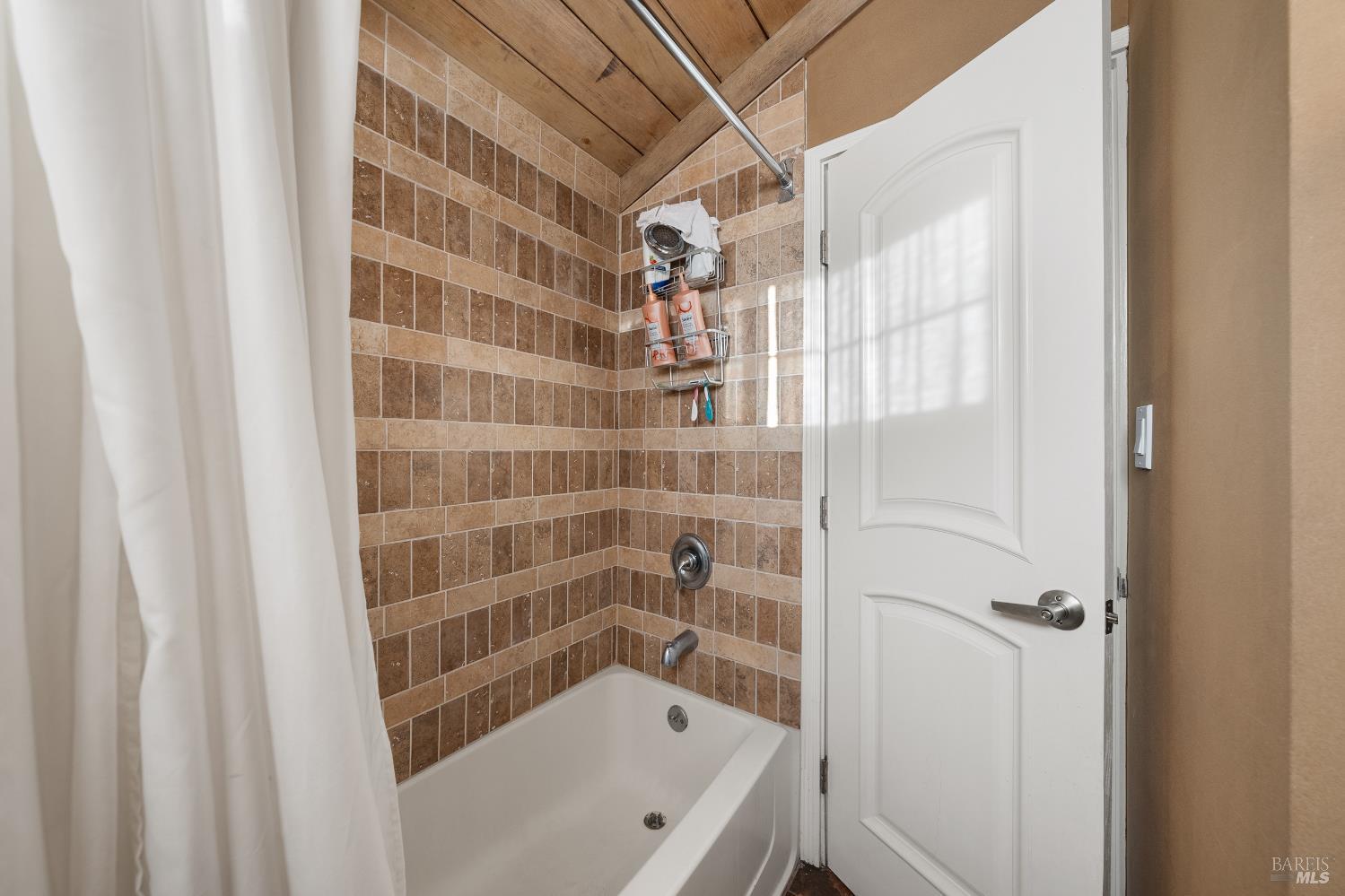 Detail Gallery Image 26 of 43 For 12620 Lakeshore Dr, Clearlake,  CA 95422 - 3 Beds | 1/1 Baths