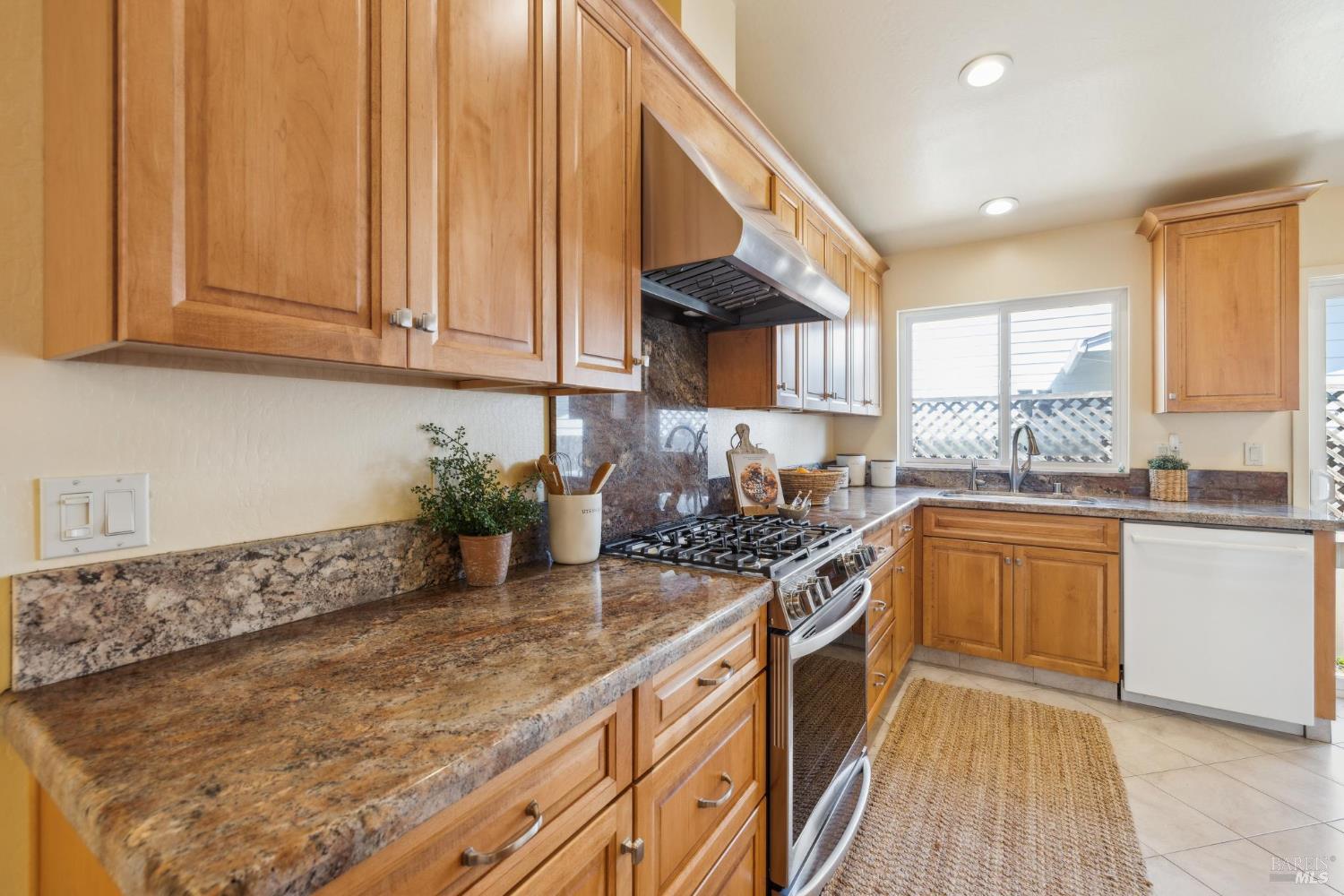 Detail Gallery Image 10 of 35 For 1506 Cerro Sonoma Cir, Petaluma,  CA 94954 - 3 Beds | 2 Baths