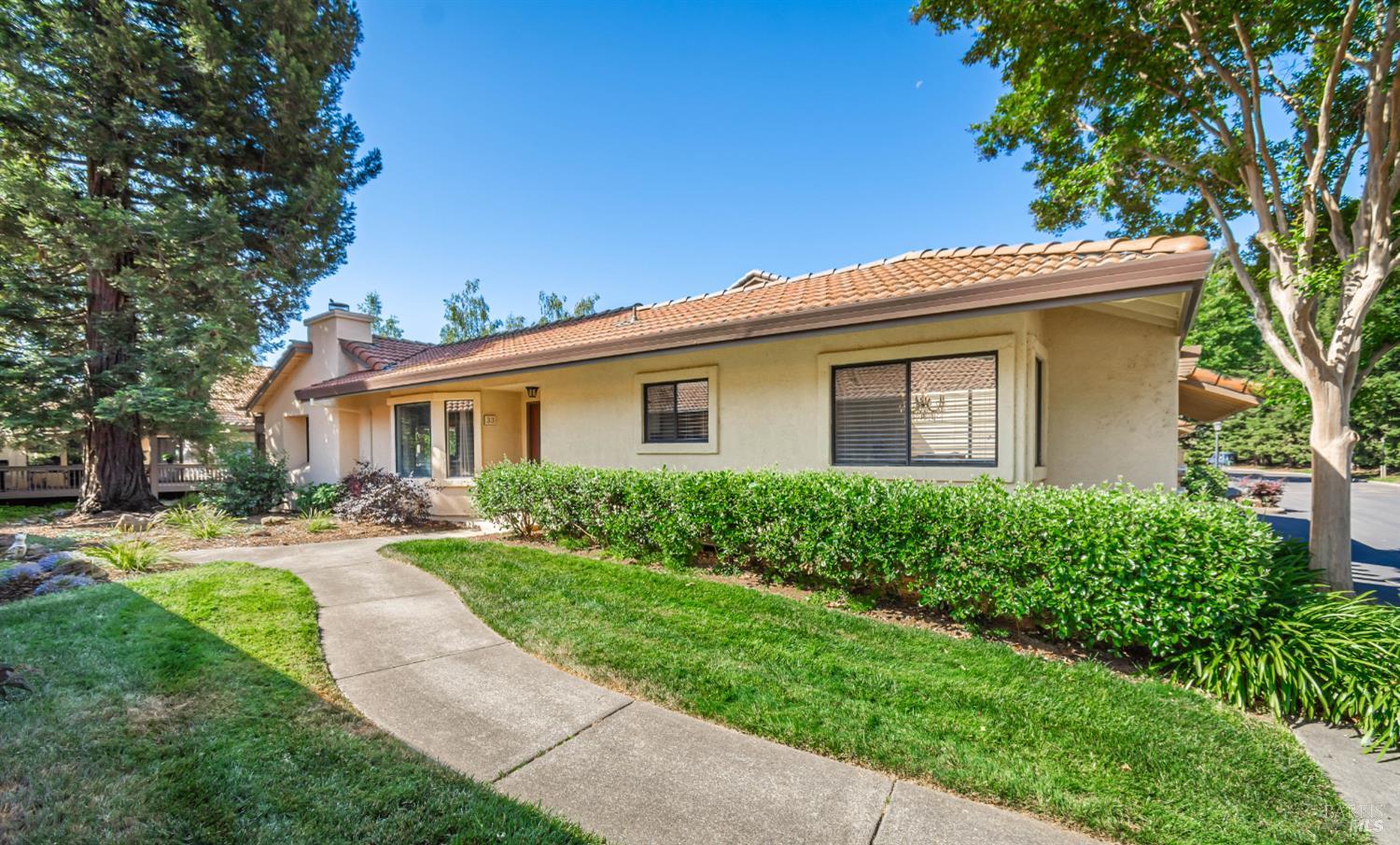 Detail Gallery Image 1 of 39 For 33 Fountain Grove Cir, Napa,  CA 94558 - 2 Beds | 2 Baths