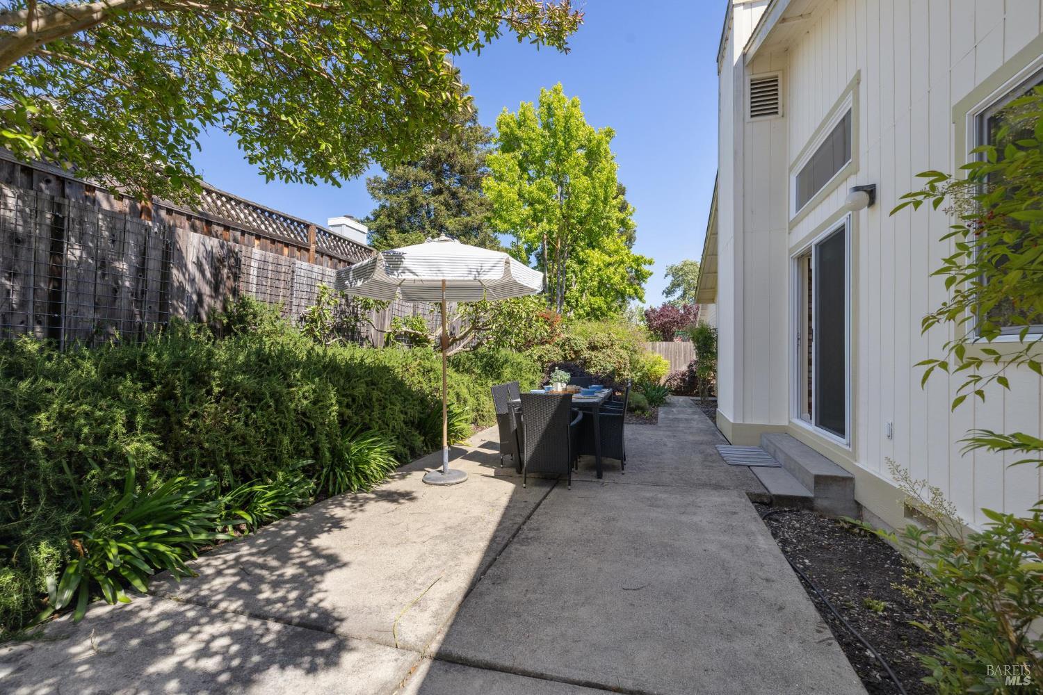 Detail Gallery Image 26 of 35 For 1506 Cerro Sonoma Cir, Petaluma,  CA 94954 - 3 Beds | 2 Baths