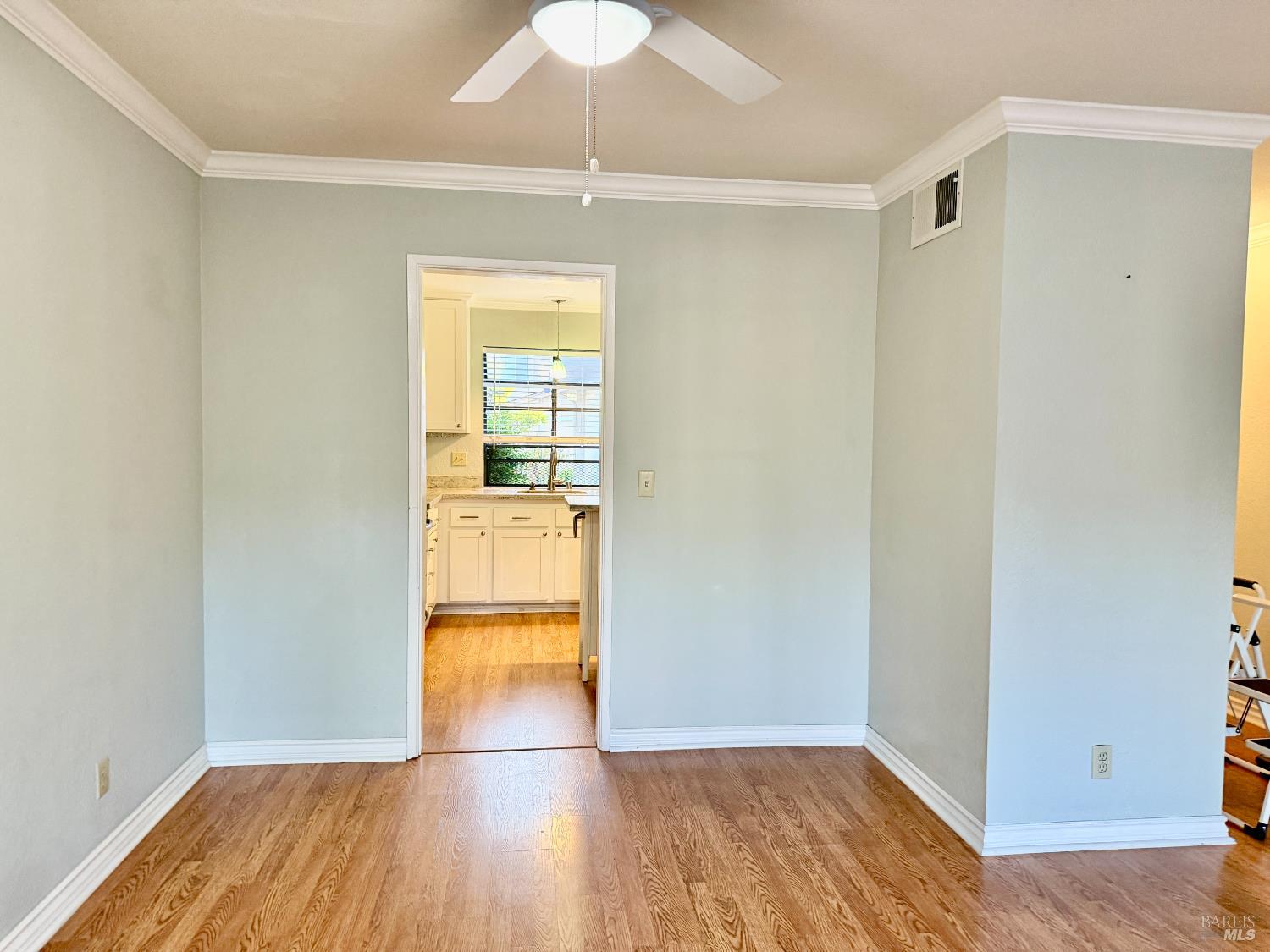 Detail Gallery Image 8 of 19 For 1121 Grove Cir, Benicia,  CA 94510 - 3 Beds | 2/1 Baths