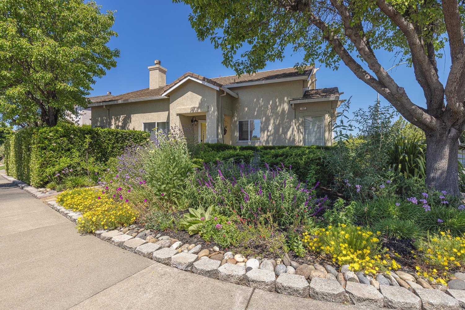 Detail Gallery Image 2 of 31 For 103 Trent Dr, Napa,  CA 94558 - 3 Beds | 2/1 Baths