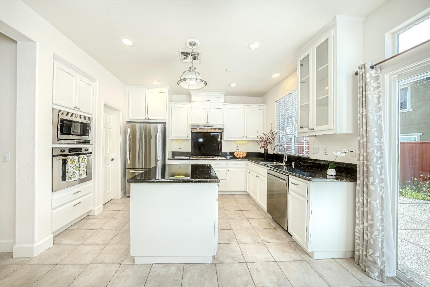 Detail Gallery Image 4 of 19 For 1759 Emma Way, Petaluma,  CA 94954 - 4 Beds | 2/1 Baths