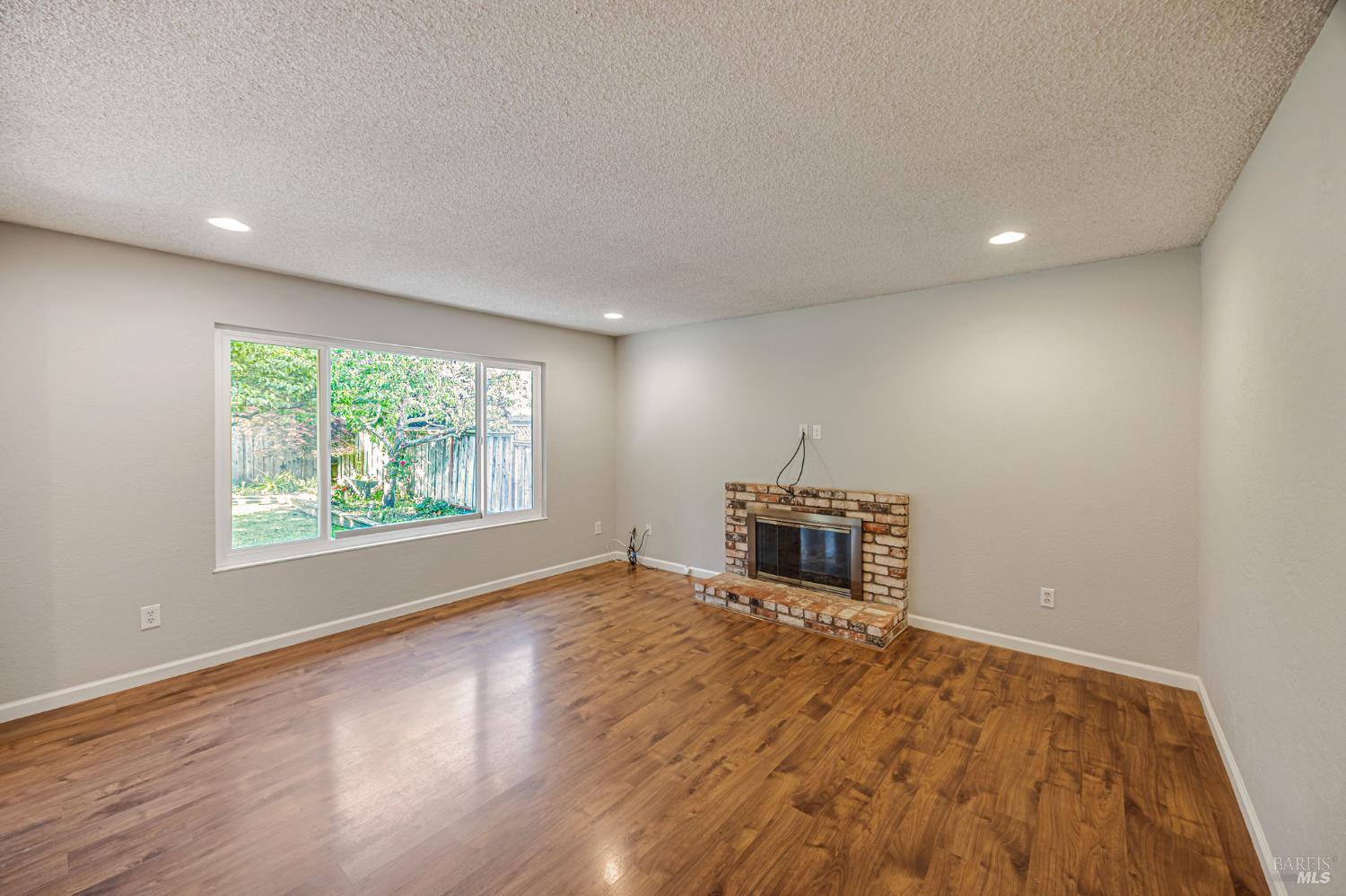 Detail Gallery Image 5 of 17 For 1181 Eleanor Ave, Rohnert Park,  CA 94928 - 3 Beds | 2 Baths
