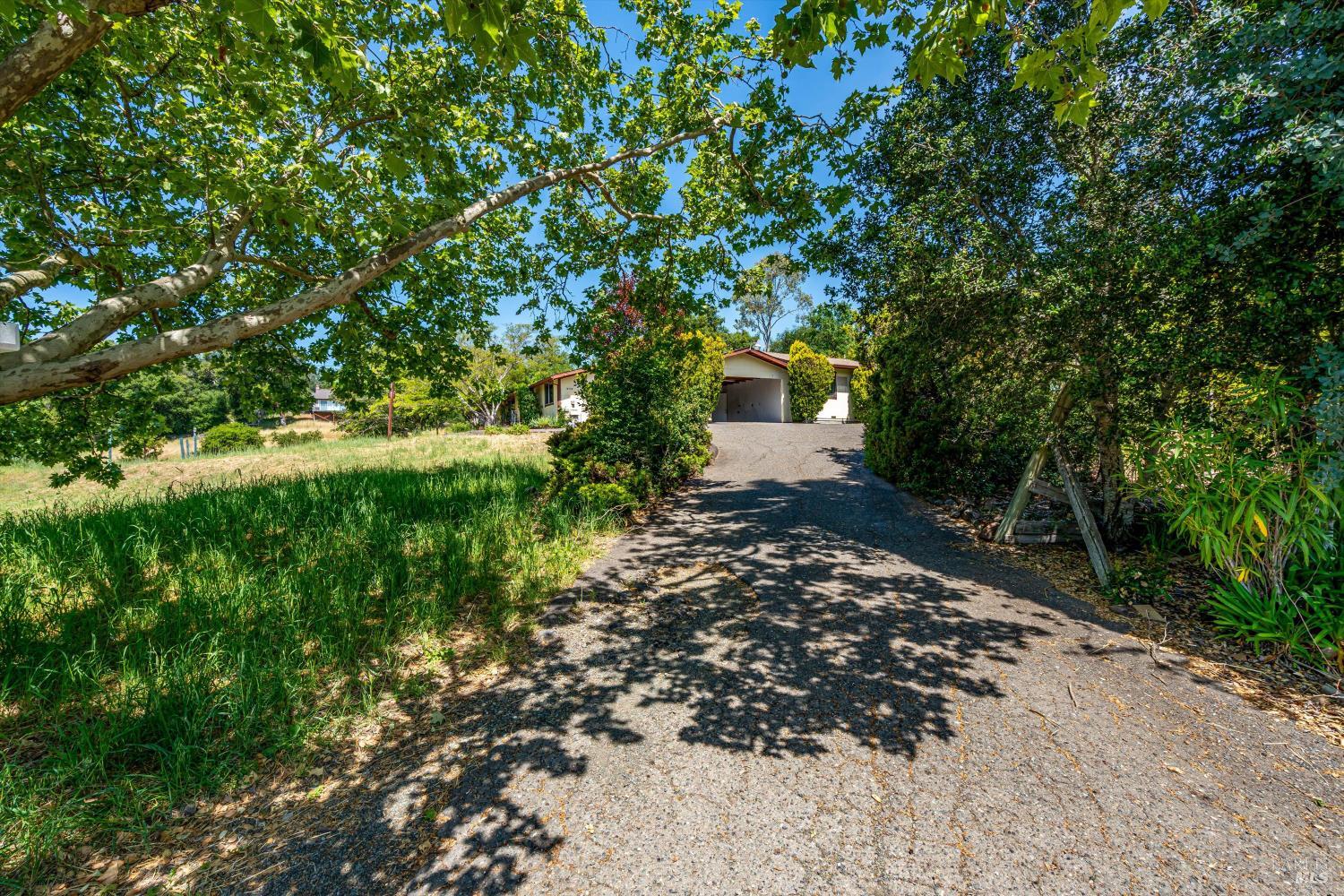 Detail Gallery Image 3 of 26 For 14154 Meadow Ln, Glen Ellen,  CA 95442 - 6 Beds | 4/2 Baths