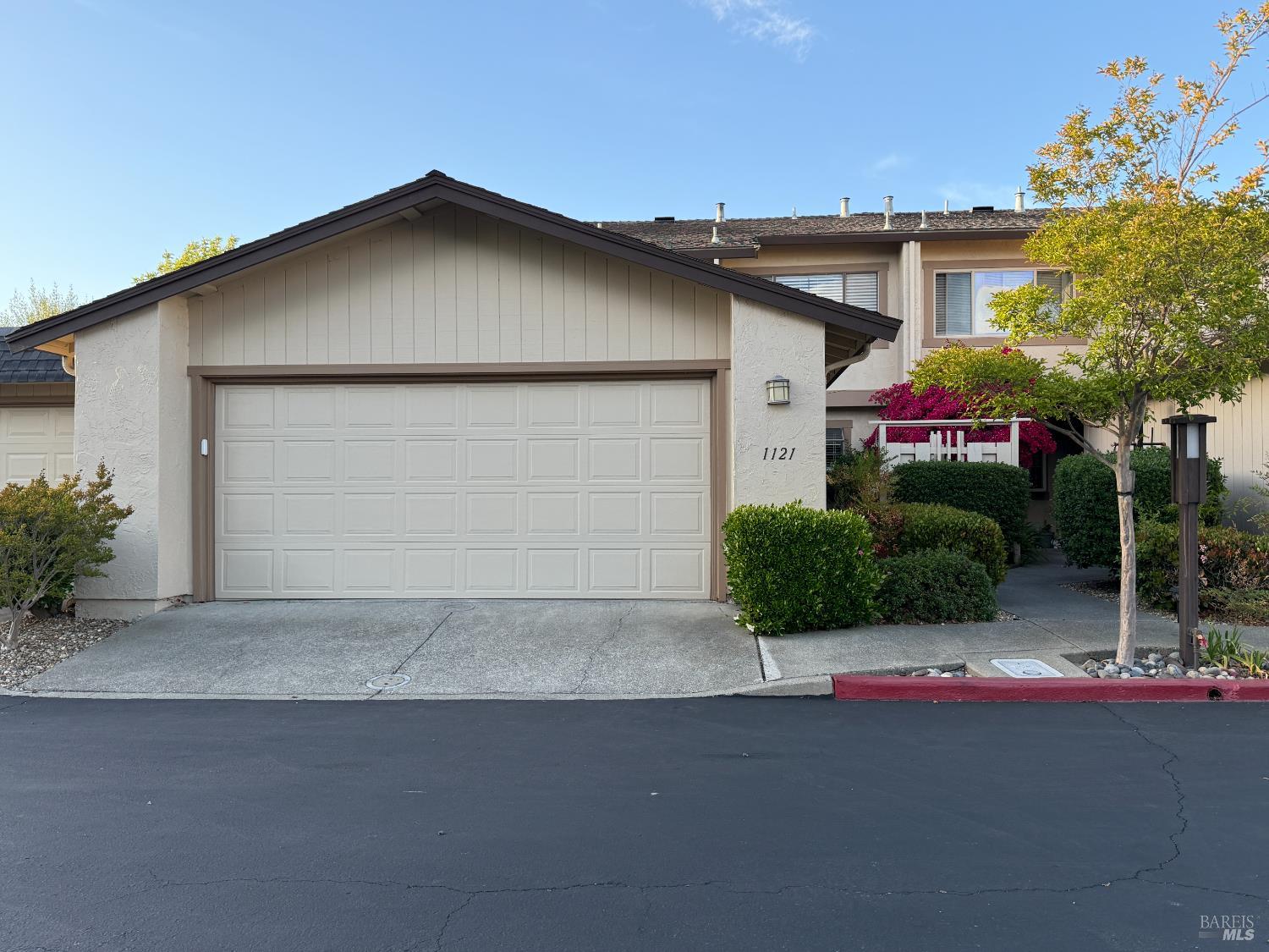 Detail Gallery Image 1 of 19 For 1121 Grove Cir, Benicia,  CA 94510 - 3 Beds | 2/1 Baths