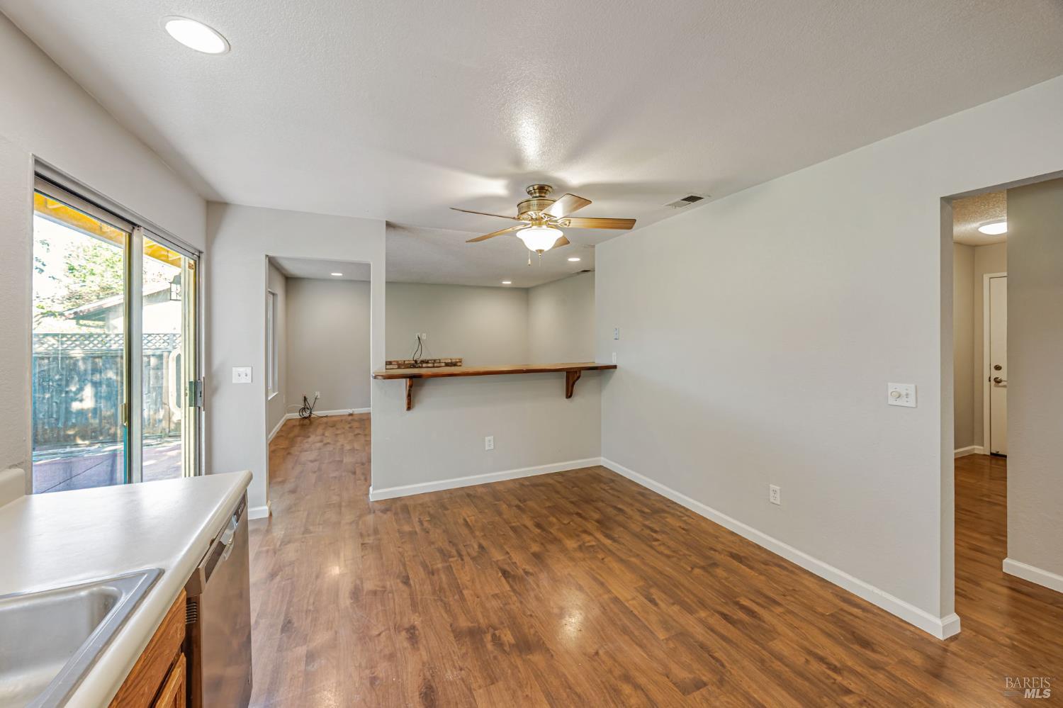 Detail Gallery Image 7 of 17 For 1181 Eleanor Ave, Rohnert Park,  CA 94928 - 3 Beds | 2 Baths