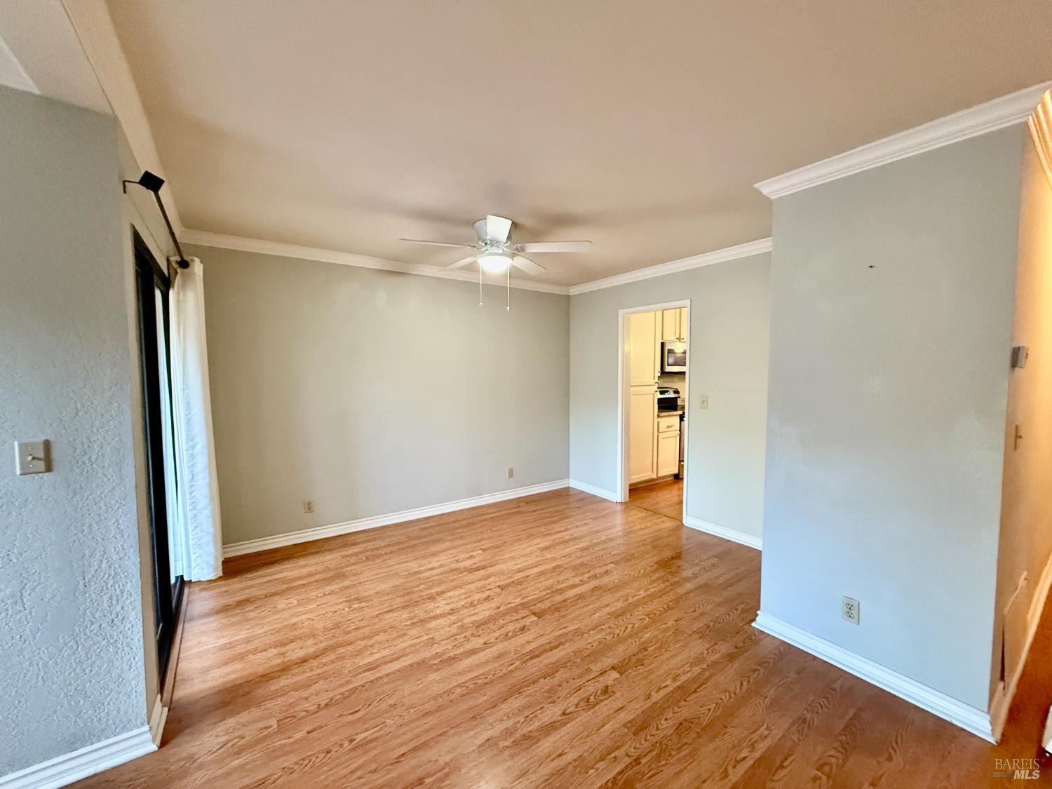Detail Gallery Image 7 of 19 For 1121 Grove Cir, Benicia,  CA 94510 - 3 Beds | 2/1 Baths
