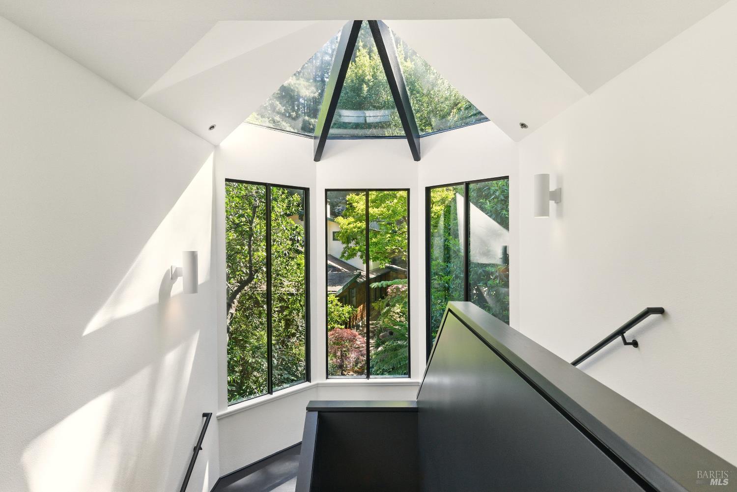 Detail Gallery Image 33 of 97 For 119 Marguerite Ave, Mill Valley,  CA 94941 - 6 Beds | 4/1 Baths