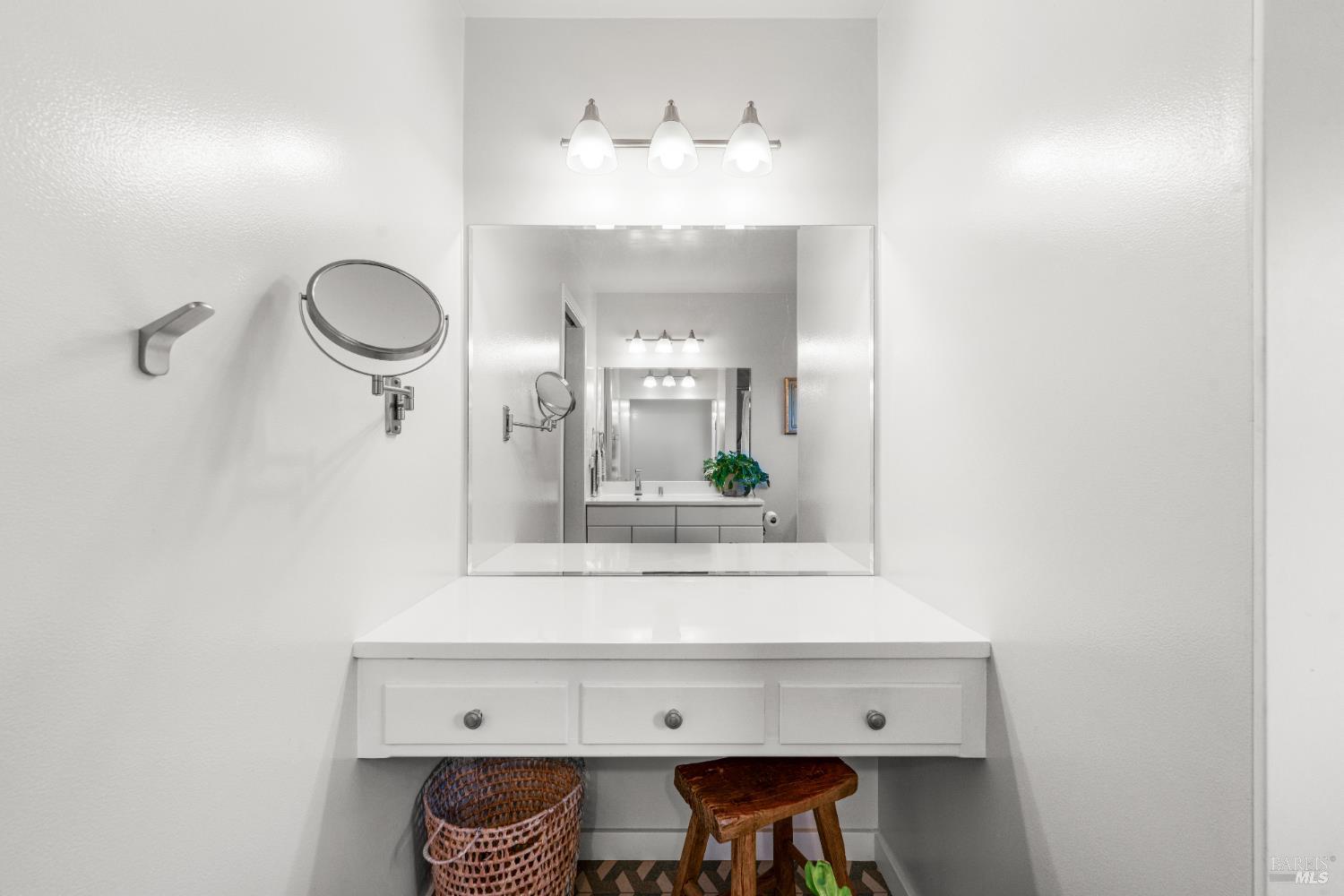 Detail Gallery Image 26 of 29 For 21800 River Rd, Geyserville,  CA 95441 - – Beds | – Baths