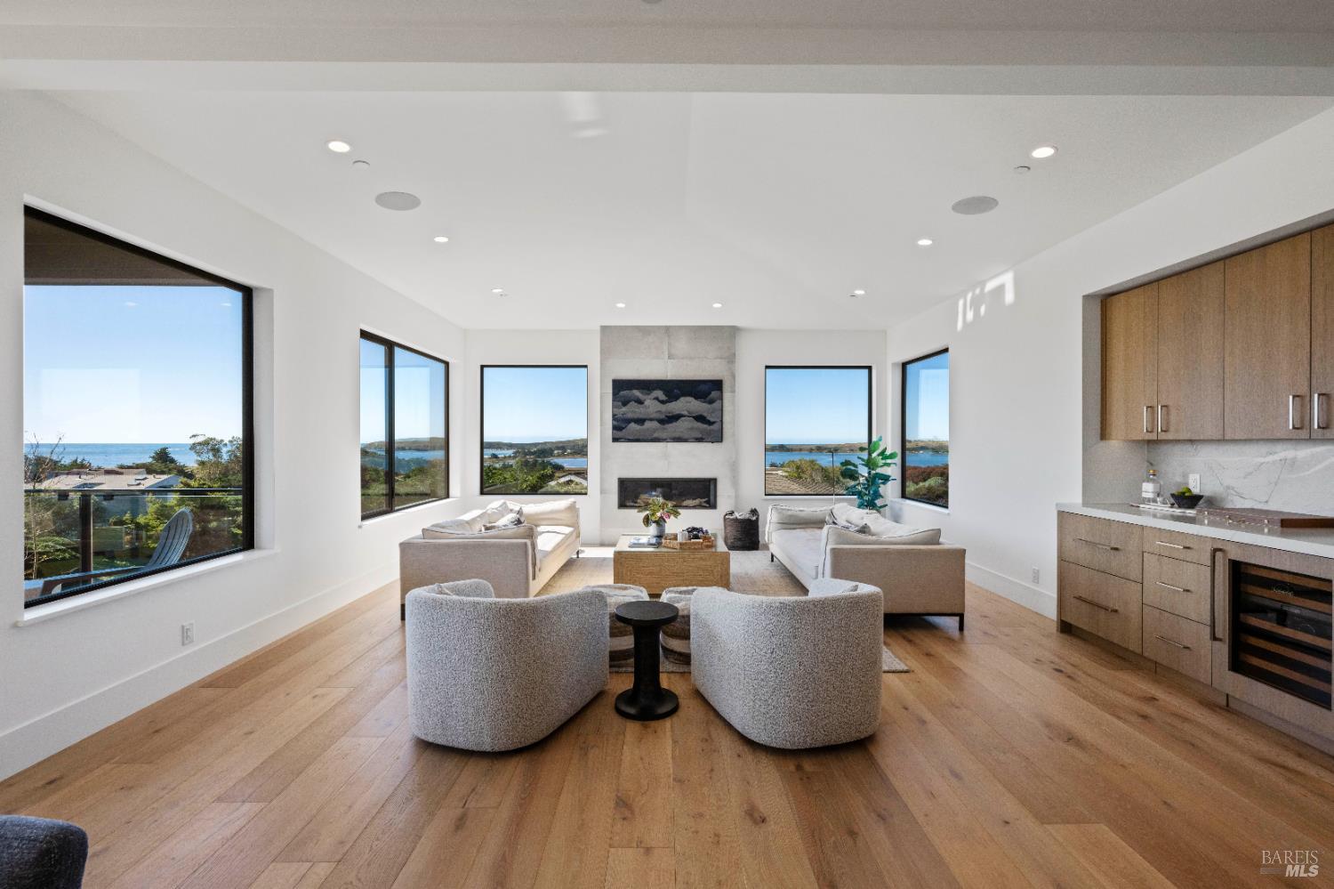 Detail Gallery Image 4 of 46 For 176 Cypress Loop, Bodega Bay,  CA 94923 - 4 Beds | 4/1 Baths