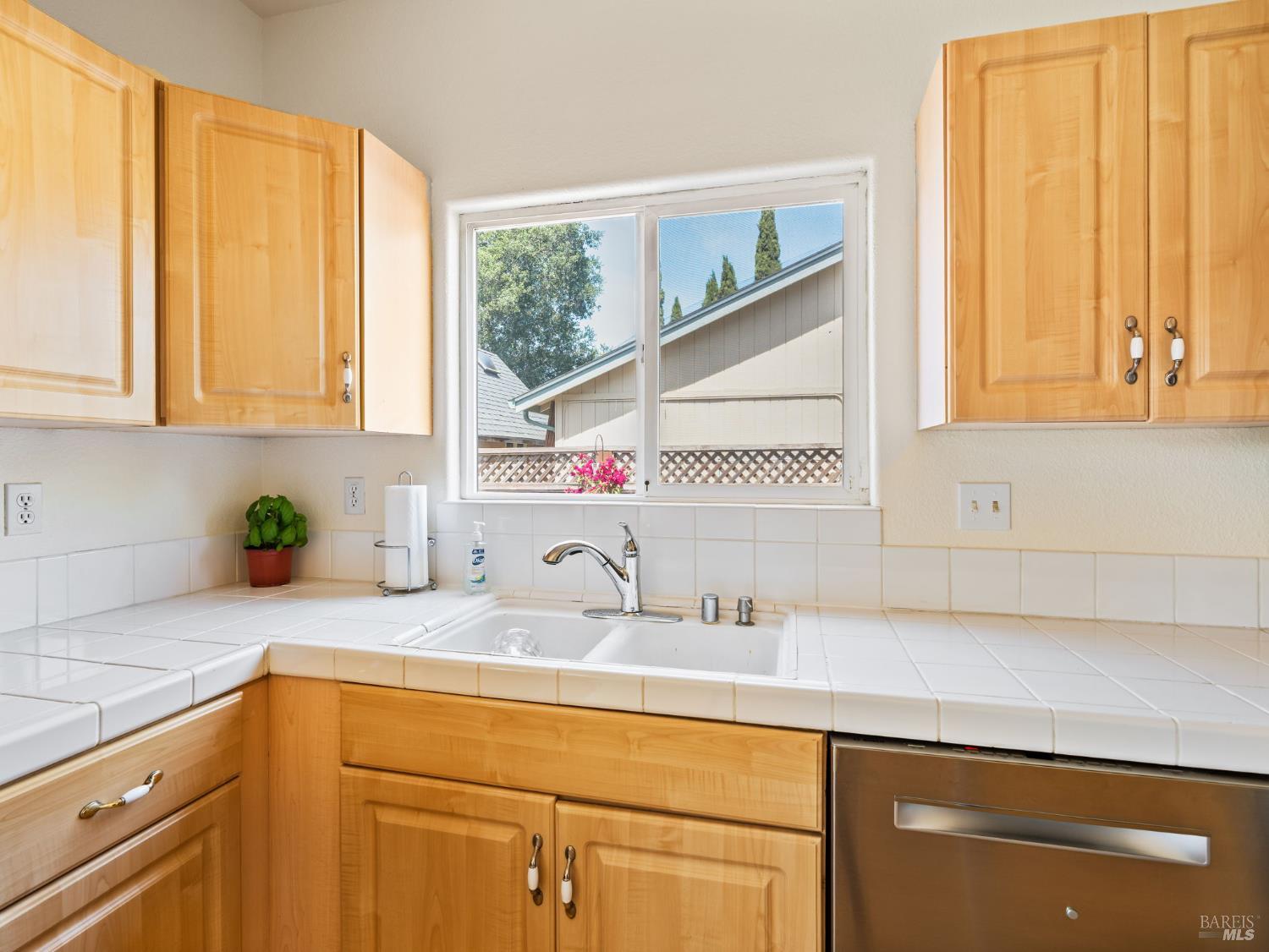 Detail Gallery Image 20 of 60 For 109 Paradise Dr, Napa,  CA 94558 - 4 Beds | 2/1 Baths