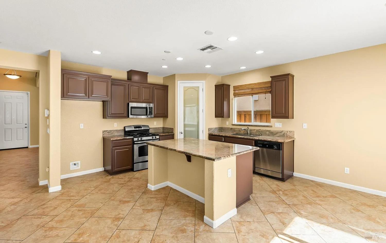 Detail Gallery Image 5 of 15 For 2121 Nokota Dr, Fairfield,  CA 94534 - 5 Beds | 3 Baths