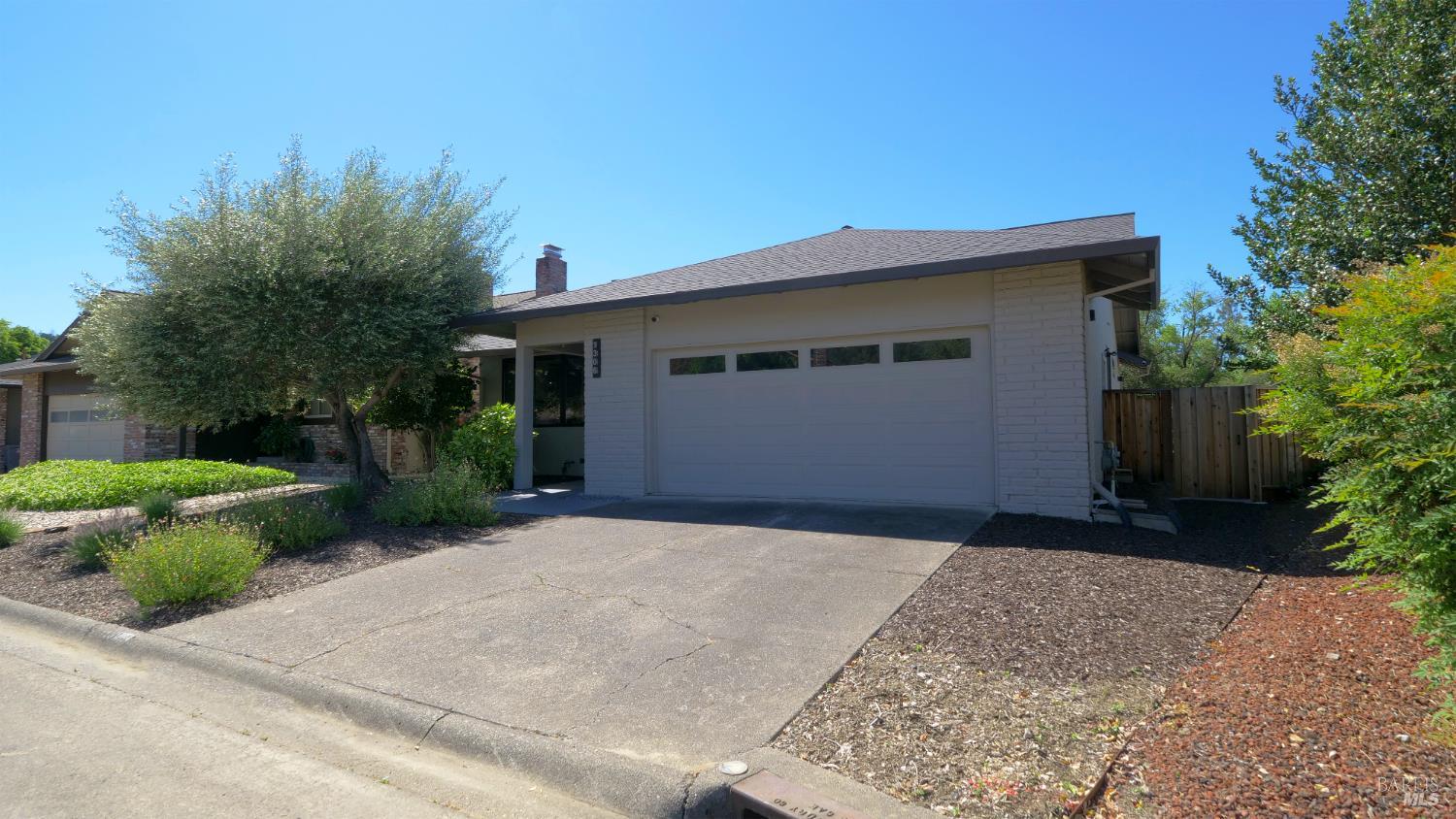 Detail Gallery Image 4 of 48 For 1306 Pinon Dr, Healdsburg,  CA 95448 - 2 Beds | 2/1 Baths