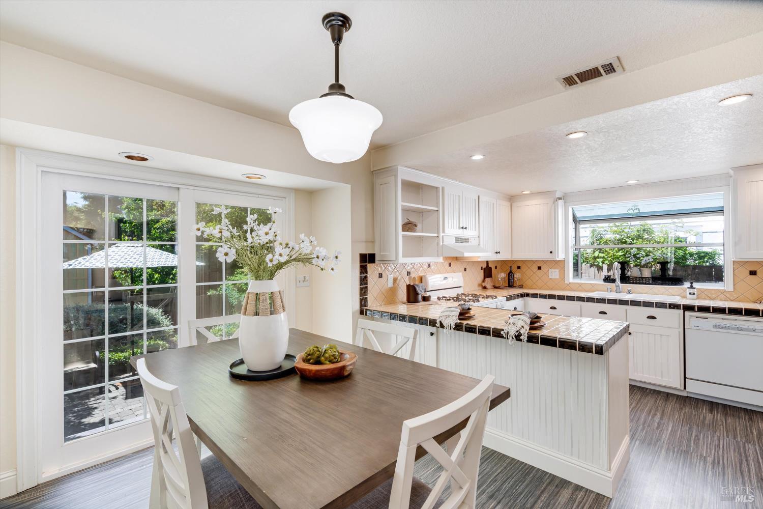 Detail Gallery Image 10 of 44 For 632 E K St, Benicia,  CA 94510 - 2 Beds | 2 Baths