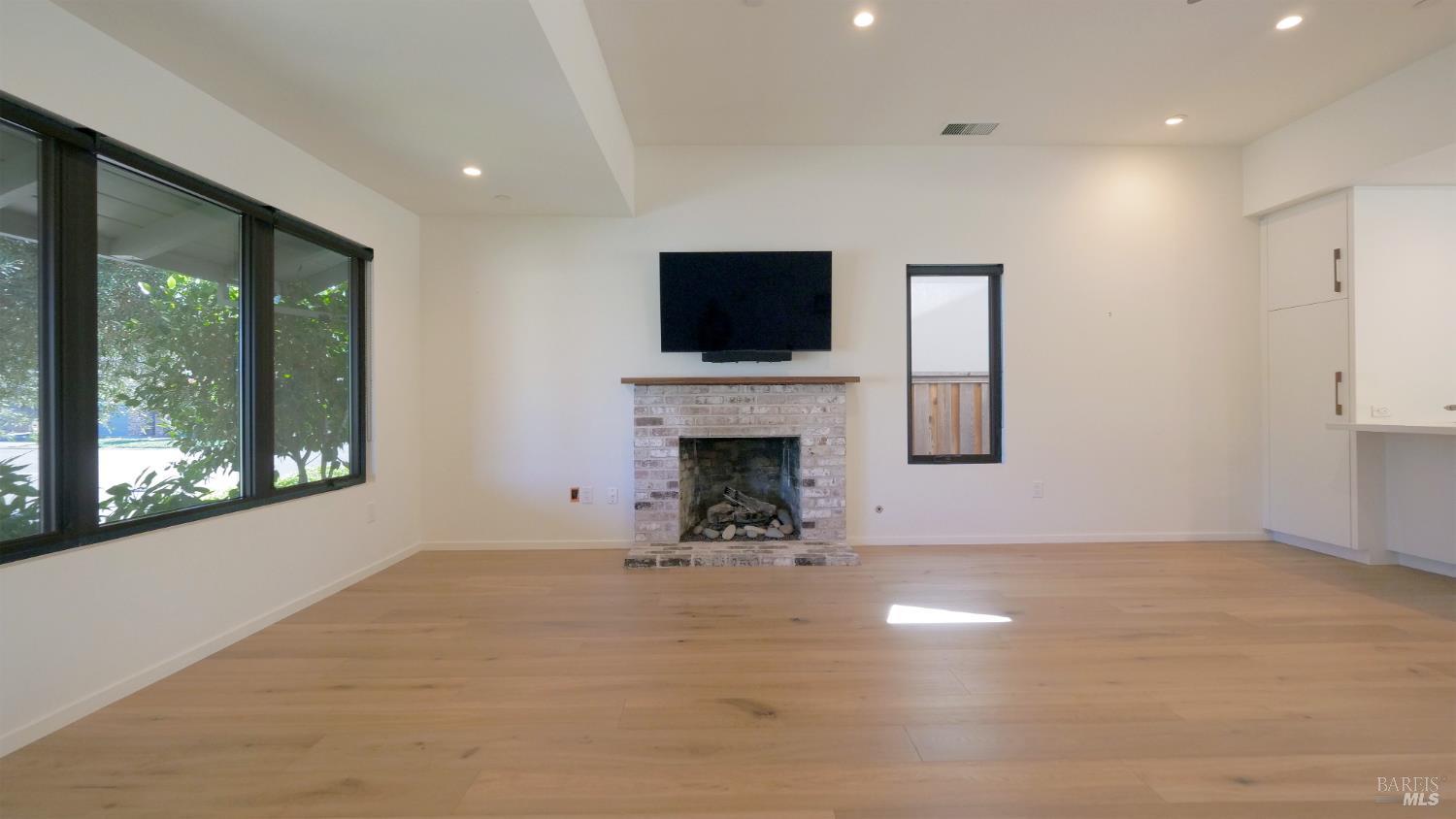 Detail Gallery Image 8 of 48 For 1306 Pinon Dr, Healdsburg,  CA 95448 - 2 Beds | 2/1 Baths