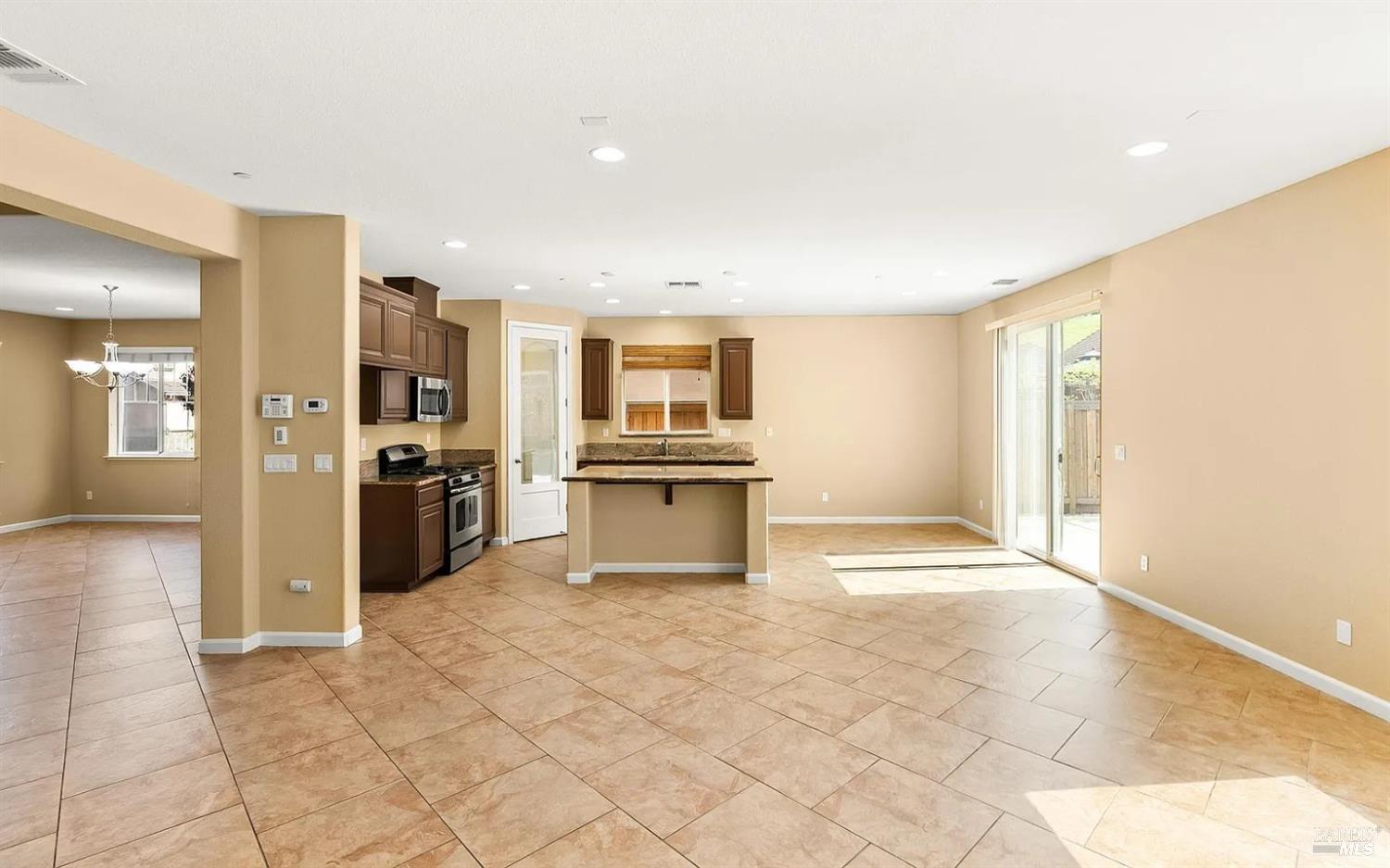 Detail Gallery Image 3 of 15 For 2121 Nokota Dr, Fairfield,  CA 94534 - 5 Beds | 3 Baths