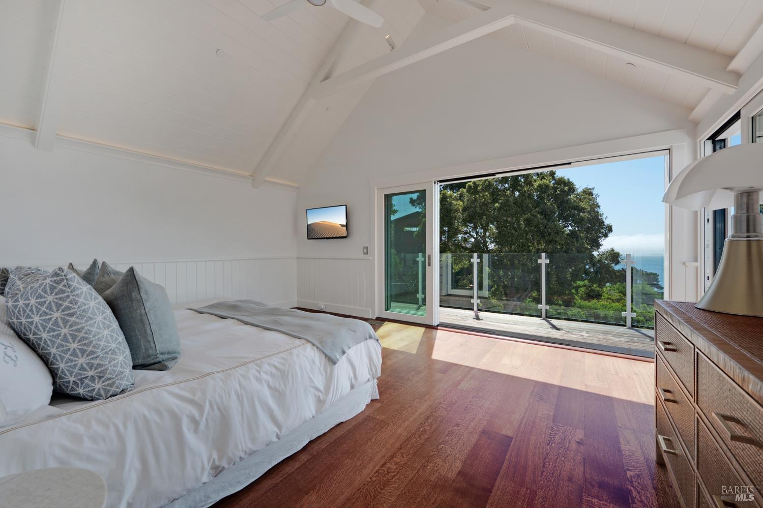 Detail Gallery Image 31 of 64 For 22 Eucalyptus Rd, Belvedere,  CA 94920 - 5 Beds | 4/2 Baths
