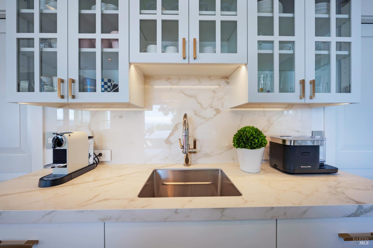 Detail Gallery Image 24 of 64 For 22 Eucalyptus Rd, Belvedere,  CA 94920 - 5 Beds | 4/2 Baths