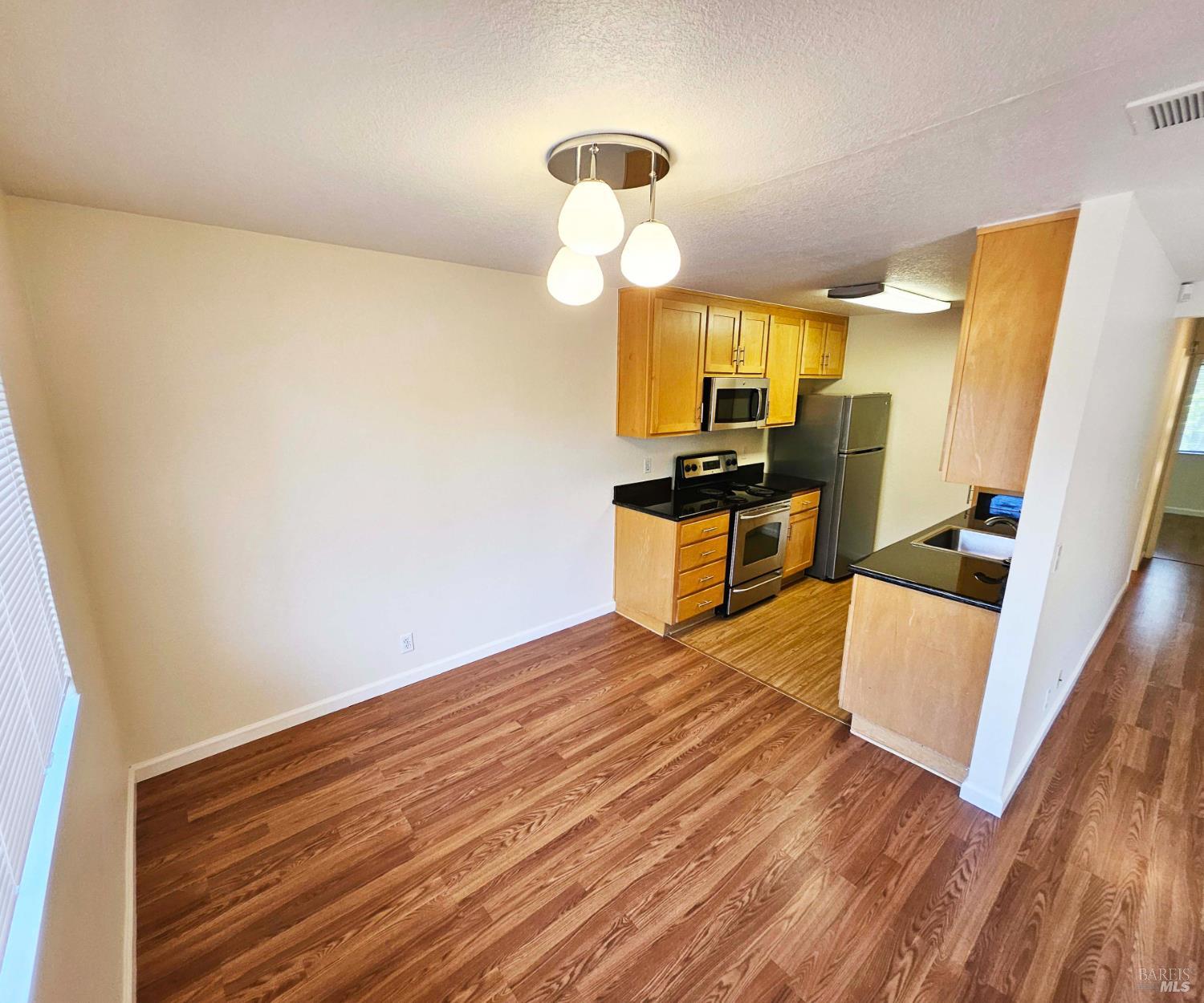 Detail Gallery Image 4 of 12 For 900 Cambridge Dr #122,  Benicia,  CA 94510 - 2 Beds | 1 Baths