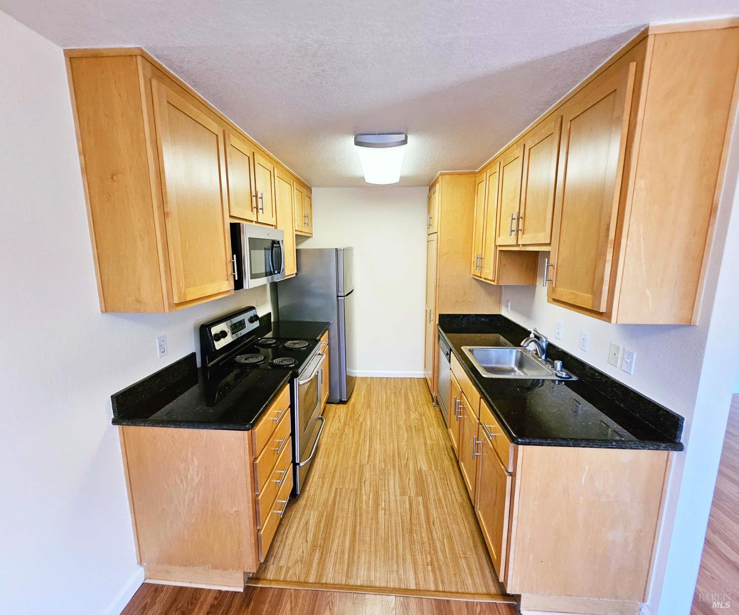 Detail Gallery Image 3 of 12 For 900 Cambridge Dr #122,  Benicia,  CA 94510 - 2 Beds | 1 Baths