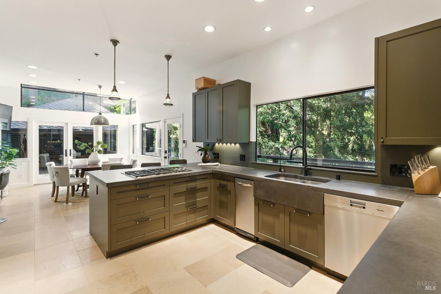 Detail Gallery Image 18 of 97 For 119 Marguerite Ave, Mill Valley,  CA 94941 - 6 Beds | 4/1 Baths