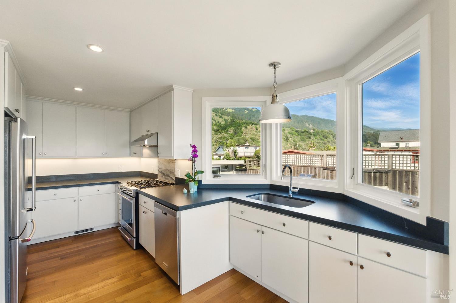 Detail Gallery Image 22 of 43 For 8 Rafael Patio Unkn, Stinson Beach,  CA 94970 - 3 Beds | 2 Baths