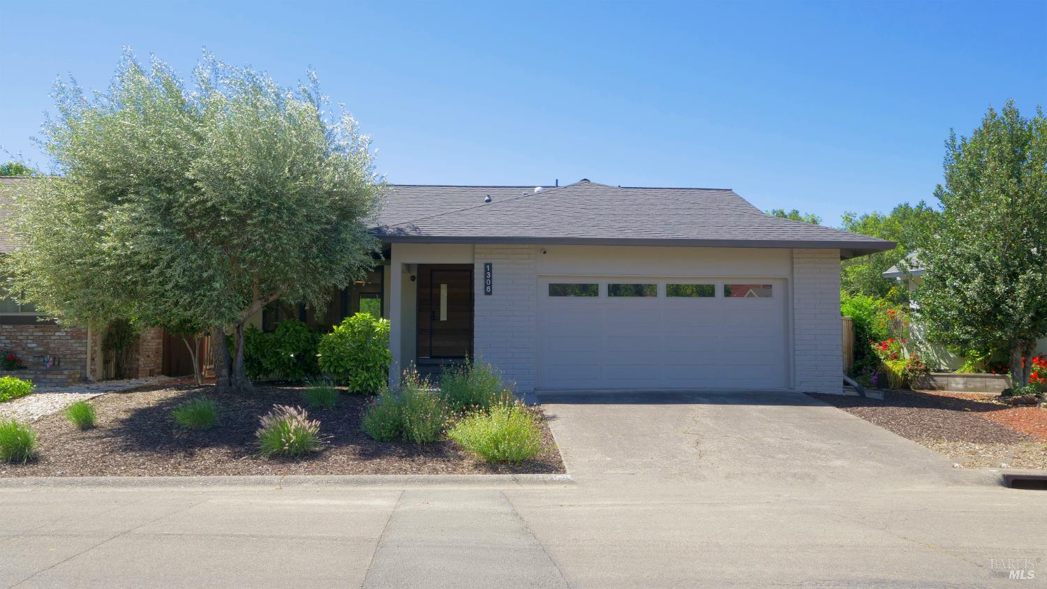 Detail Gallery Image 5 of 48 For 1306 Pinon Dr, Healdsburg,  CA 95448 - 2 Beds | 2/1 Baths