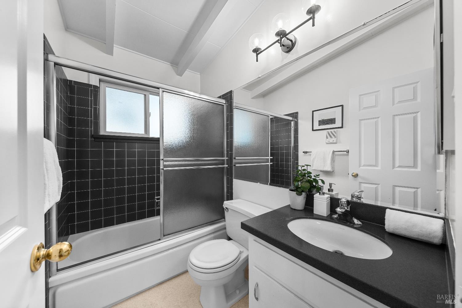Detail Gallery Image 25 of 51 For 84 E Crescent Dr, San Rafael,  CA 94901 - 3 Beds | 2 Baths