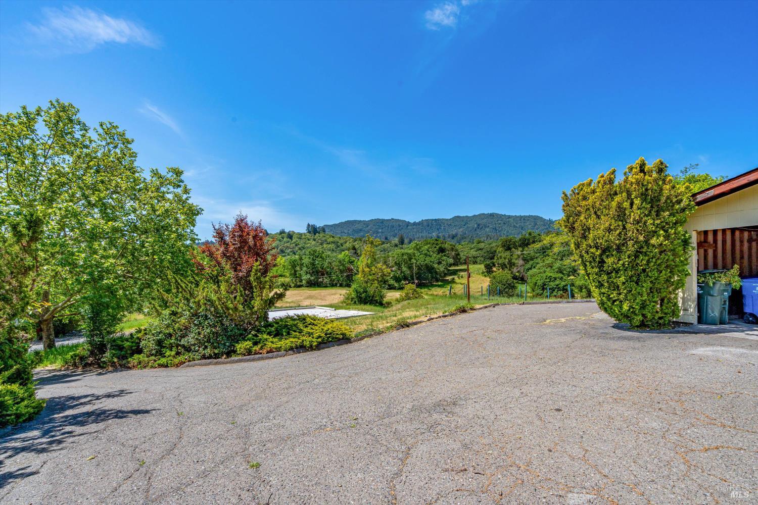 Detail Gallery Image 6 of 26 For 14154 Meadow Ln, Glen Ellen,  CA 95442 - 6 Beds | 4/2 Baths