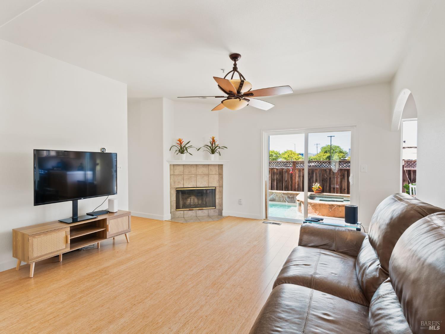 Detail Gallery Image 13 of 60 For 109 Paradise Dr, Napa,  CA 94558 - 4 Beds | 2/1 Baths