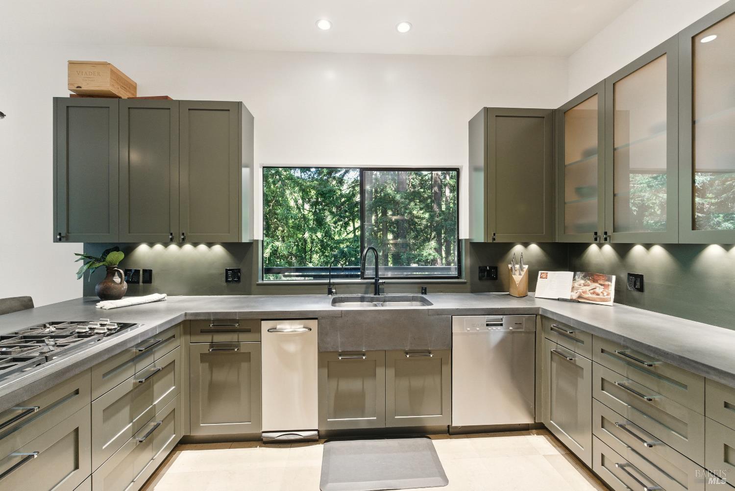 Detail Gallery Image 21 of 97 For 119 Marguerite Ave, Mill Valley,  CA 94941 - 6 Beds | 4/1 Baths