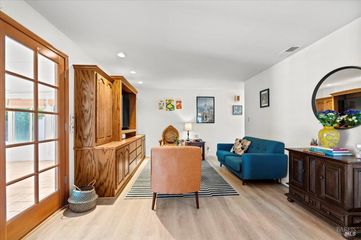Detail Gallery Image 8 of 31 For 112 Aragon Ct, Vallejo,  CA 94591 - 3 Beds | 2 Baths